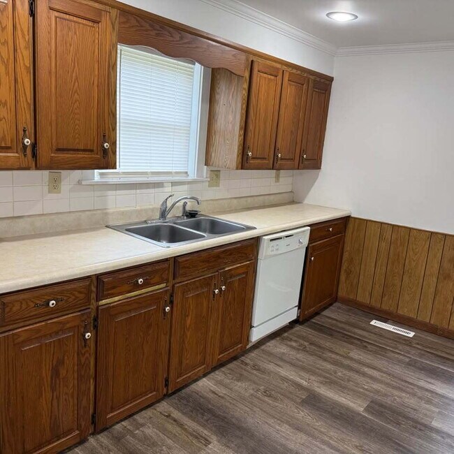Foto del edificio - Updated Farmhouse for rent in private sett...