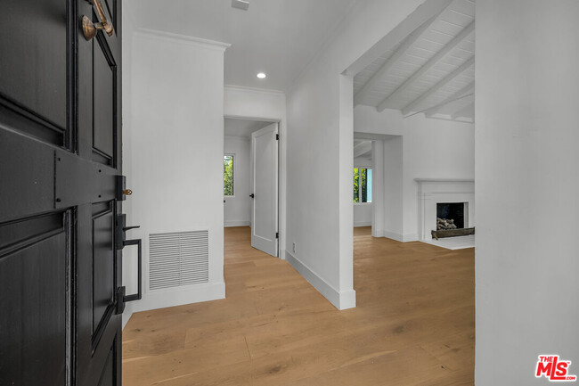 Building Photo - 331 26th St