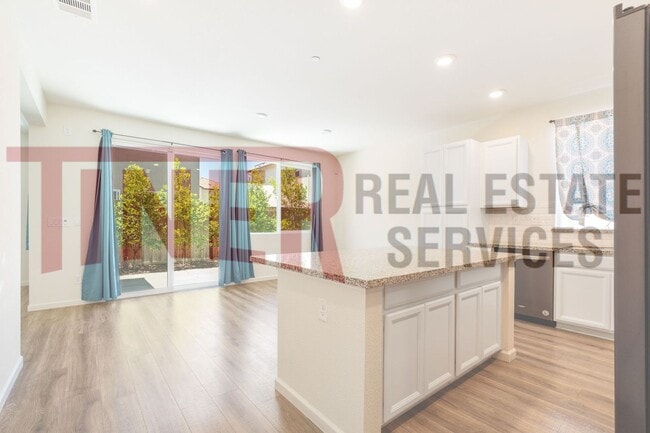 Building Photo - Gorgeous Lincoln Home in Gated Community w...