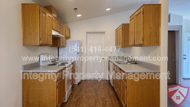 Building Photo - 515 Primrose Dr