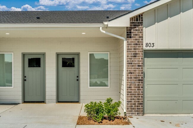 Foto del edificio - 816 Fox Ridge St