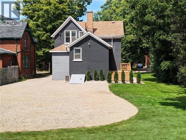 Building Photo - 229 Wellington St N