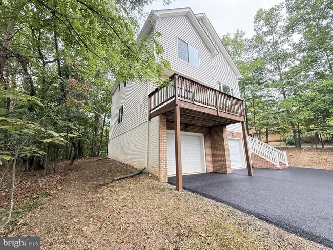 Building Photo - 1234 Lakeview Dr