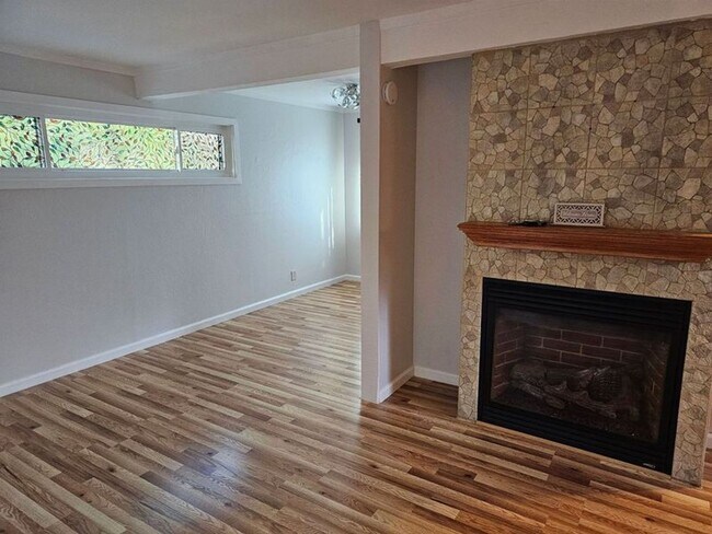 Foto del edificio - Unique FREESTANDING 2 Bed/ 1.5 Bath Townhome in Mountain View