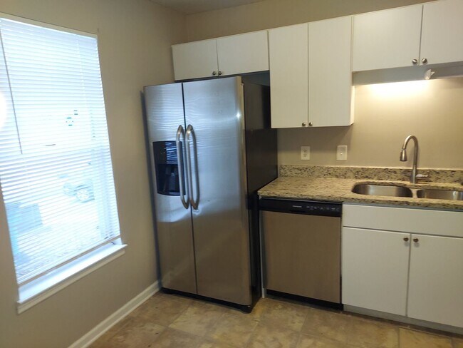 Building Photo - 2 Bed / 1 Bath Townhome