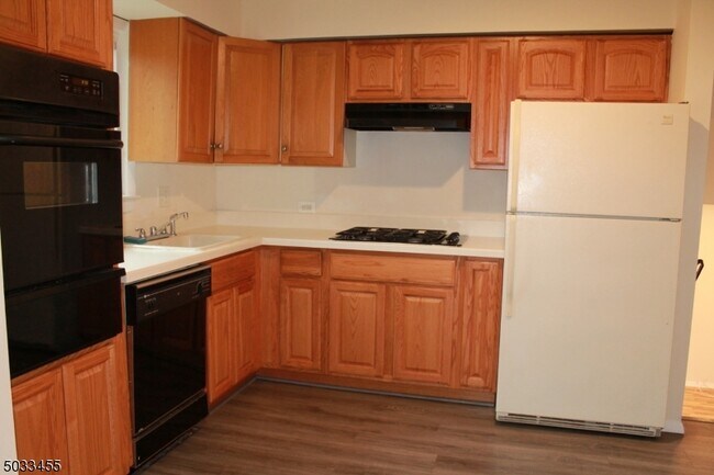 Foto del edificio - 15 Beechwood Dr