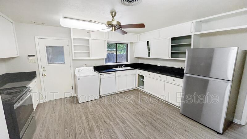 Photo - 405 Glade Street