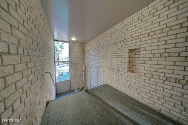 Building Photo - 2 br, 1 bath Condo - 35 Canterbury Sq # 302