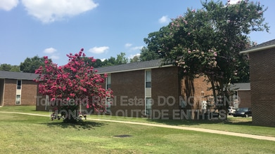 Building Photo - 5858 Century Oaks Dr