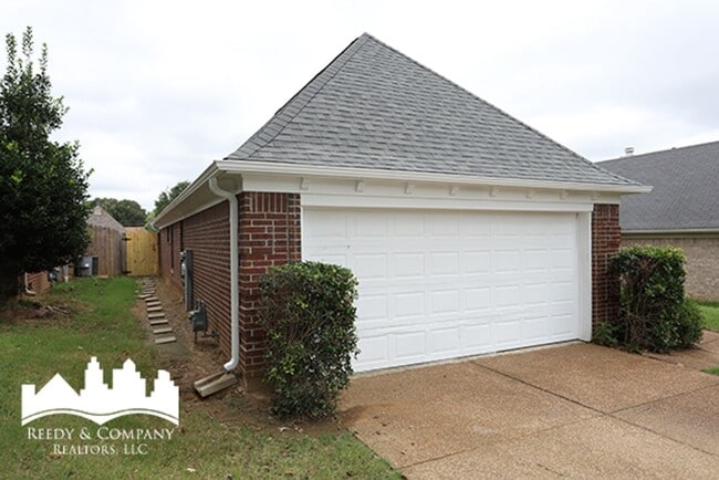 Building Photo - Modern Home with Master Bathroom