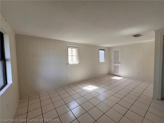 Foto del edificio - 2006 Sugrue Ave