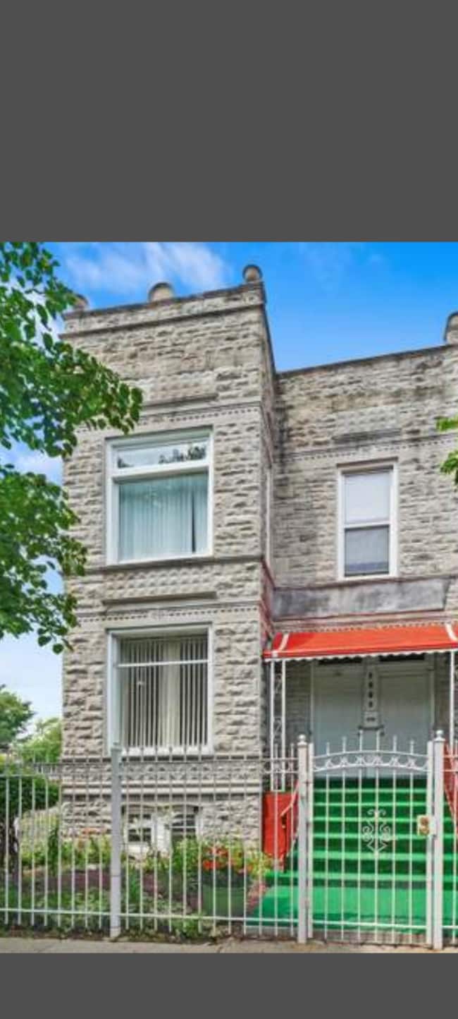 Front of building - 2818 W Wilcox St Apartment