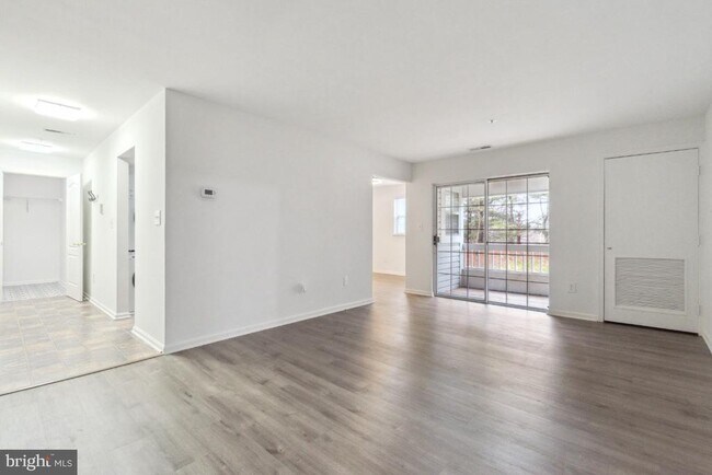 Foto del edificio - 8573 Falls Run Rd