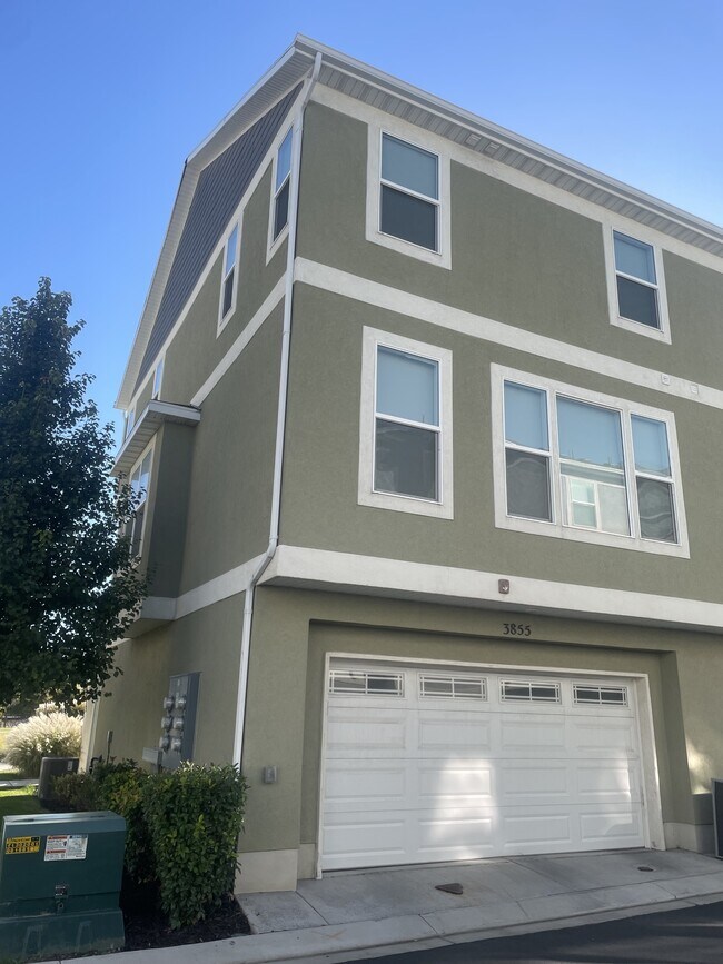 Foto del edificio - 3855 Gartmore Ln