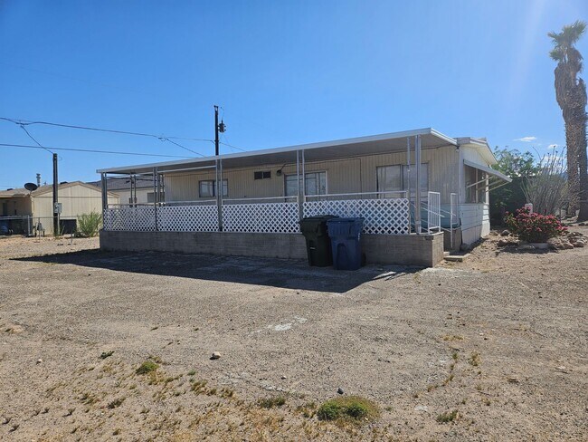 Foto del edificio - CUTE 2 Bed/2 Bath Mobile on 2 lots in Cent...