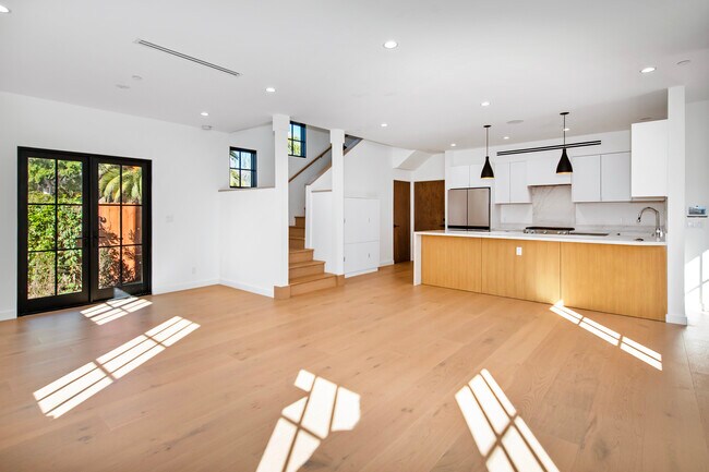 Building Photo - 4267 Carpinteria Ave