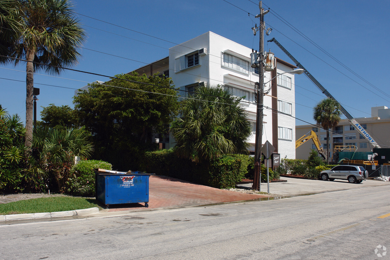 Primary Photo - Colonial Manor