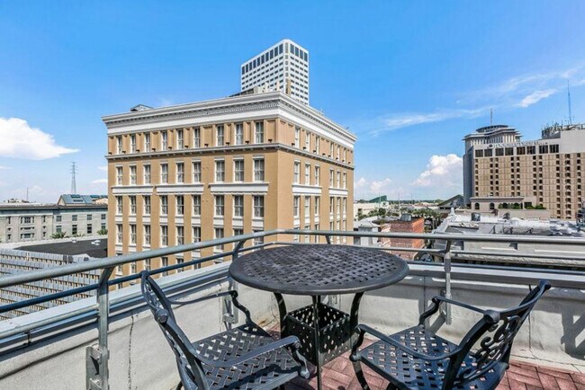 Building Photo - 201 Magazine St