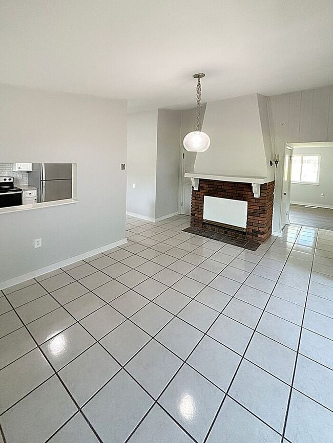 Building Photo - Charming 3-Bedroom Home in a Prime Locatio...