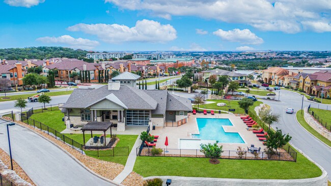 Lujosa área de piscina y barbacoa - Overlook at Stone Oak Park Apartments