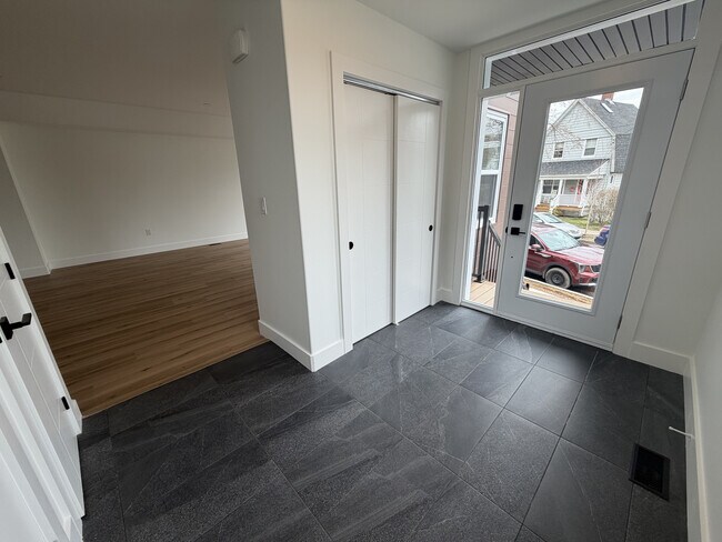 Vestibule - 5782 Kaye St