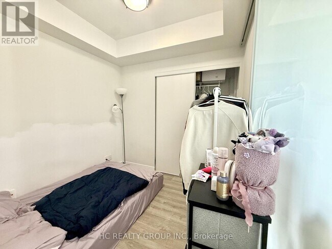 Photo du bâtiment - 28 Wellesley St E