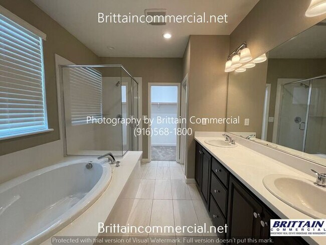 Building Photo - Beautiful 3 Bedroom 2.5 Bath Two Story Hom...