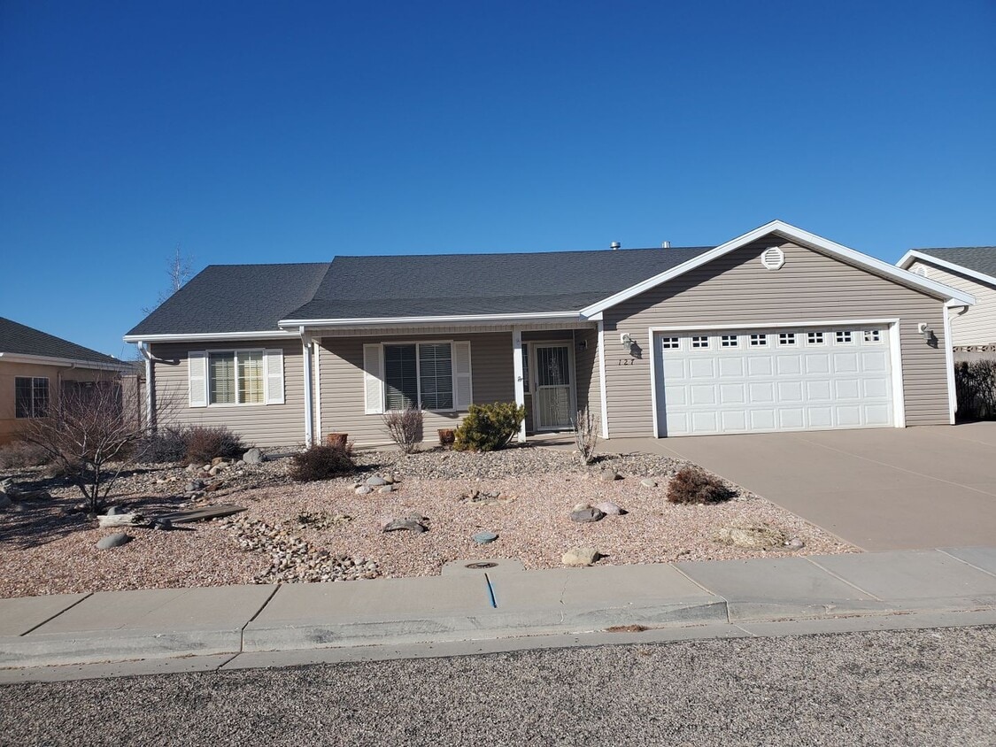 Foto principal - 3 Bed 2 Bath By Iron Springs Elementary