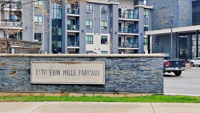 Building Photo - 3170 Erin Mills Pkwy