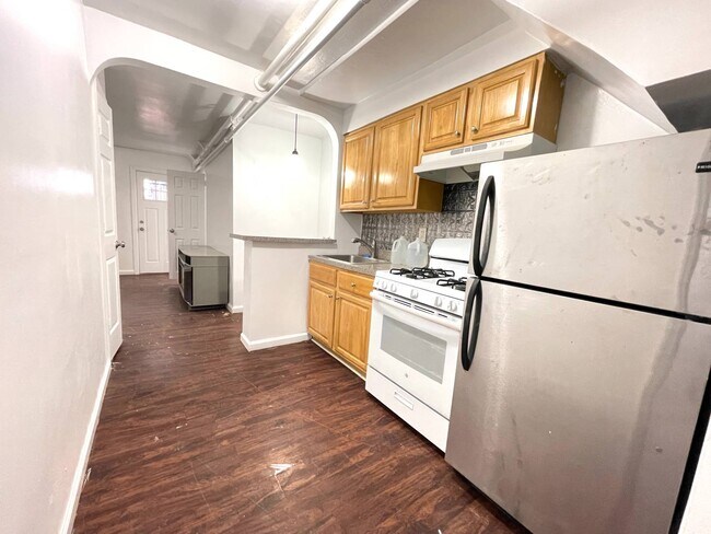 Building Photo - 1044 E 233rd St