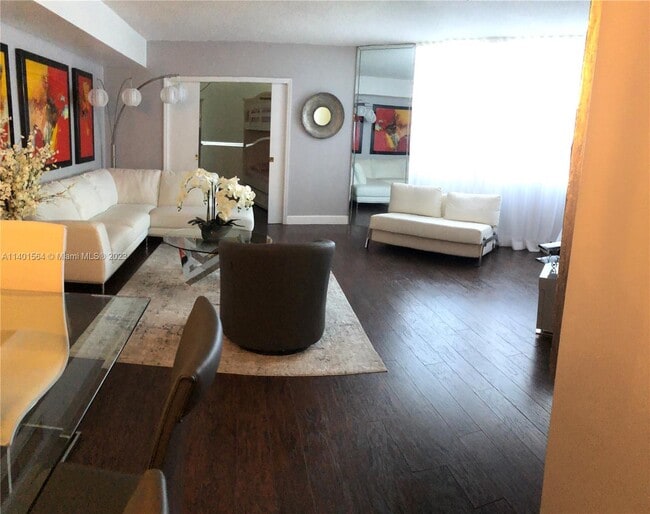 Building Photo - 905 Brickell Bay Dr