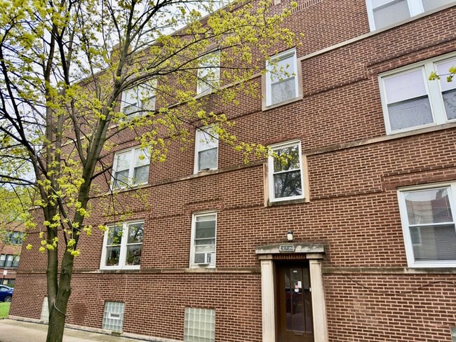 Building Photo - 3239 W Cullom Ave