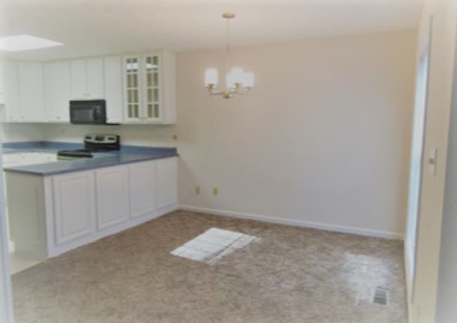 Building Photo - 1176 E Commons Dr