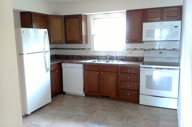 Kitchen - 1004 E Willard St