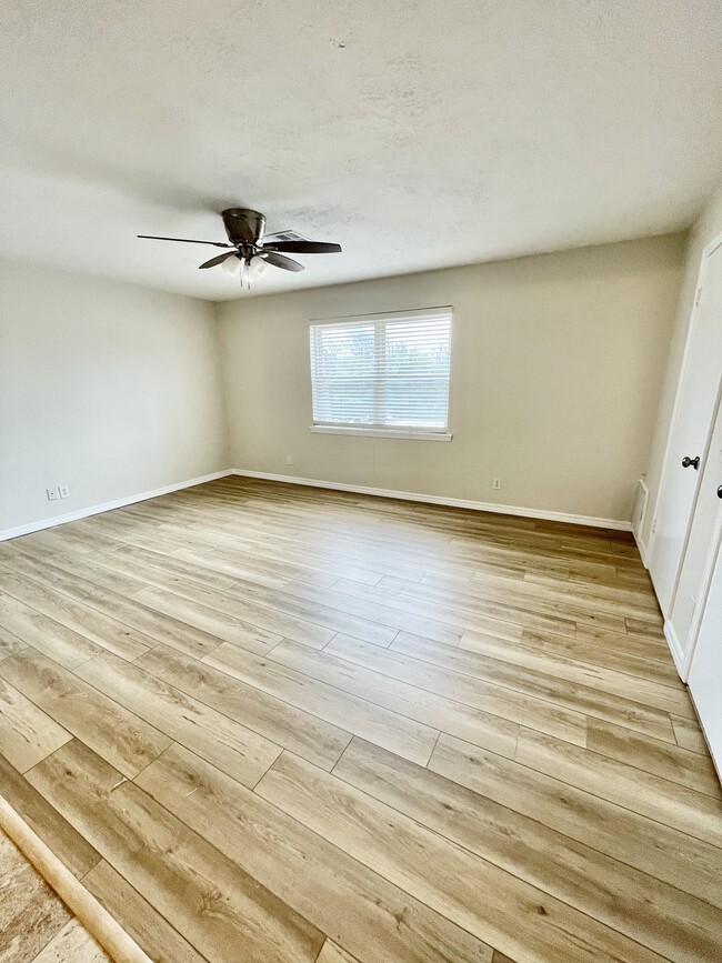 Building Photo - 10904 Springhollow Rd
