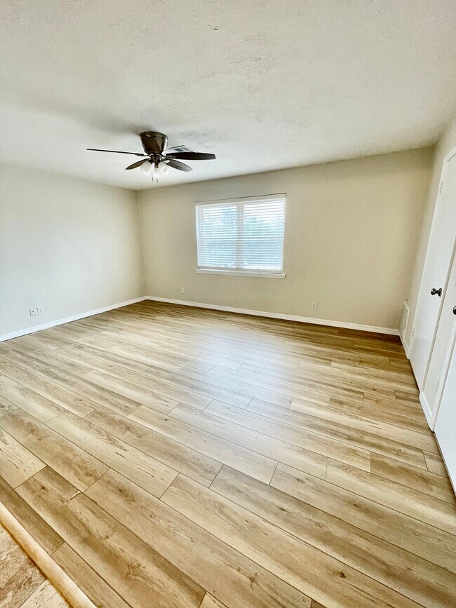 Foto del edificio - 10904 Springhollow Rd