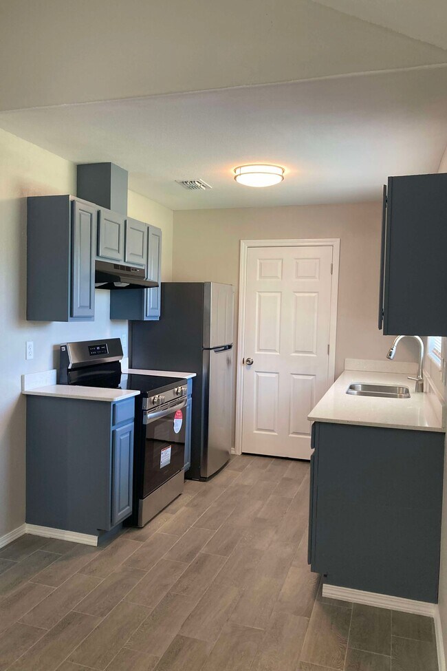 Building Photo - 405 Poblano Dr