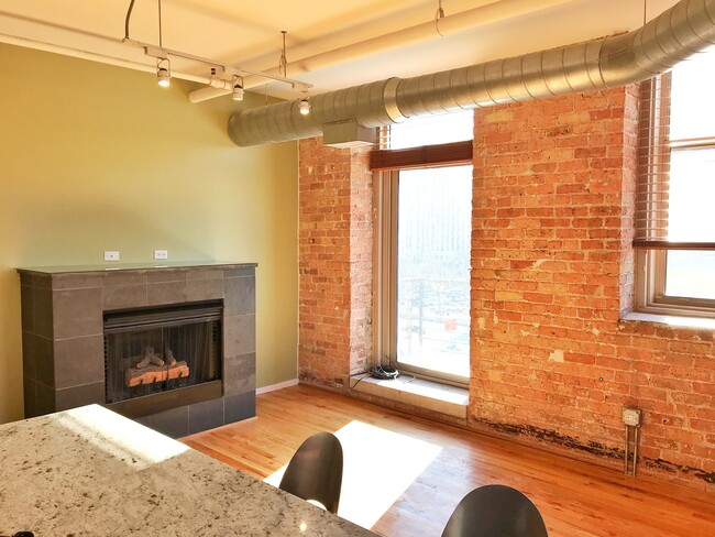 Building Photo - 420 S Clinton St