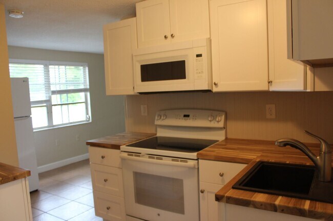 Building Photo - 2 Bedroom 1 Bath Utilities included