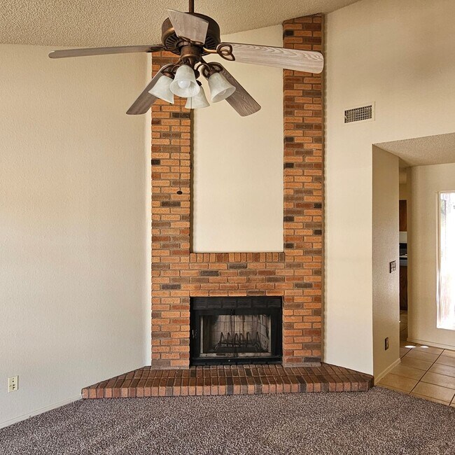 Foto del edificio - 3 bedroom corner unit for rent