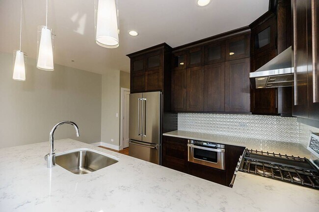 Foto del edificio - 2612 W Fullerton Ave