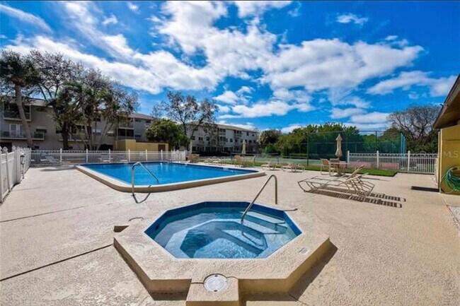 Pool, jacuzzi - 5817 Park St N