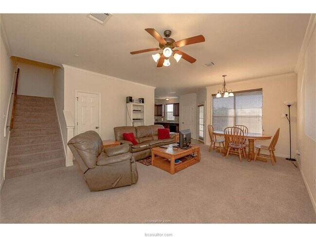 Building Photo - 1425 W Villa Maria Rd