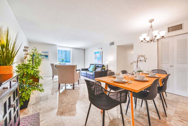 Building Photo - 1200 Brickell Bay Dr