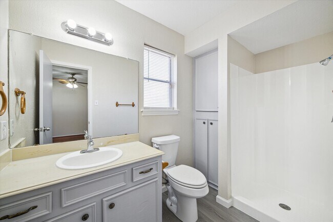 Building Photo - 13746 Drakewood Dr