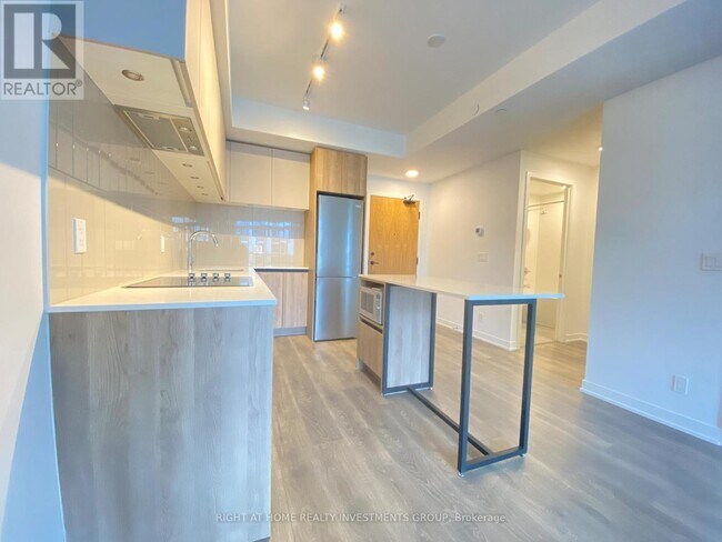Building Photo - 7950-7950 Bathurst St