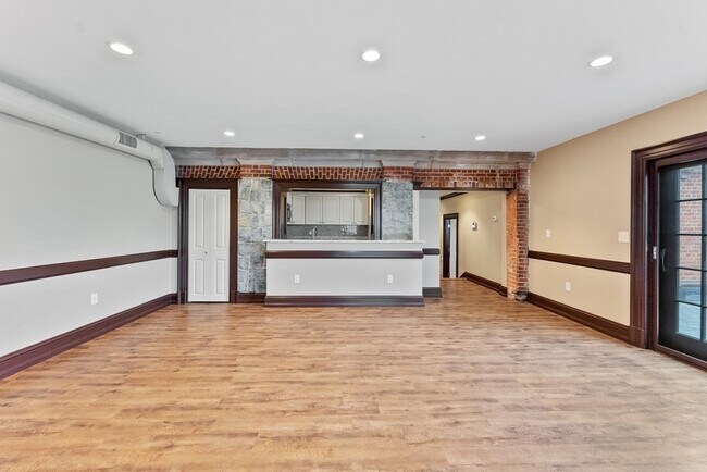 Foto del edificio - 6 Main St Ext