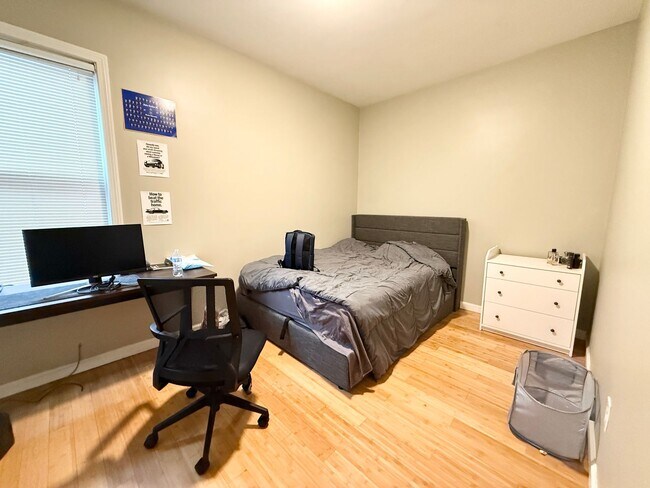 Foto del edificio - WOW!!!  CENTRAL AIR!  BAY WINDOWS!  ALLSTON 4 BED GEM!