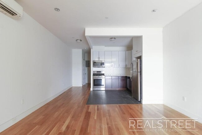 Building Photo - LUXURY LOFT in Queens!