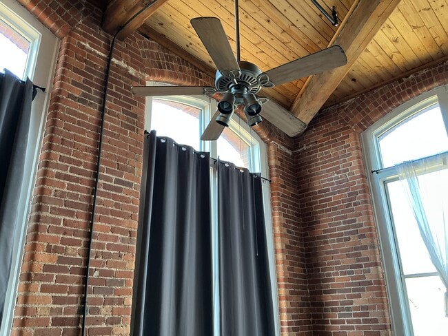 Foto del edificio - 201 S Hoskins Rd